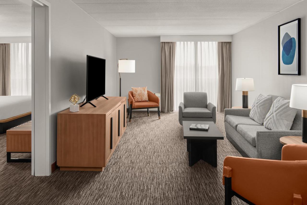 Sheraton Milwaukee Brookfield Exterior photo