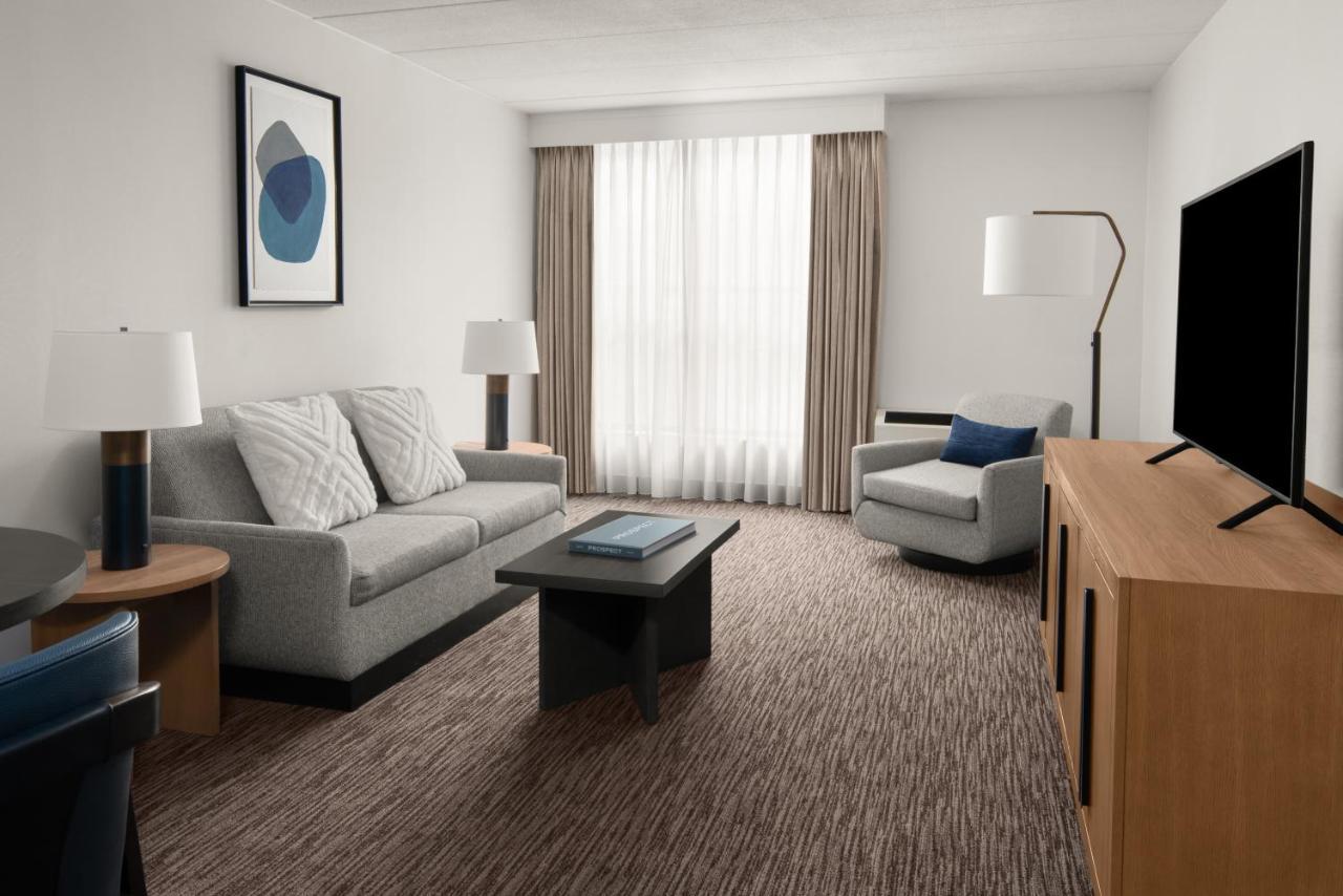 Sheraton Milwaukee Brookfield Exterior photo