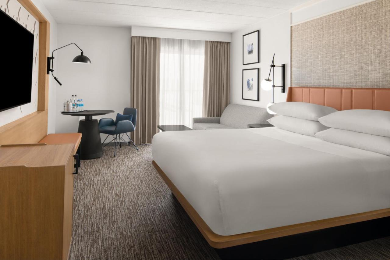 Sheraton Milwaukee Brookfield Exterior photo