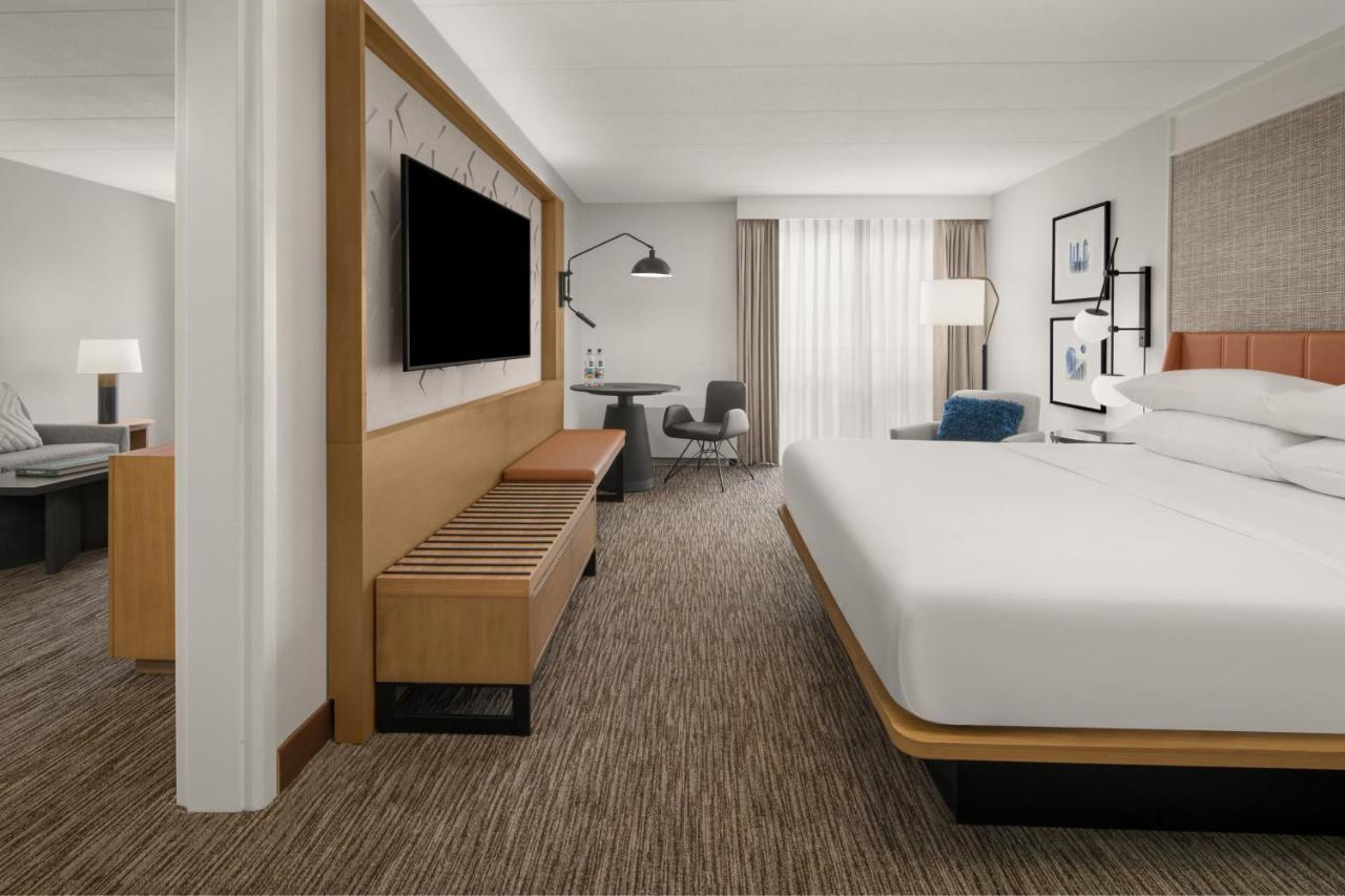 Sheraton Milwaukee Brookfield Exterior photo