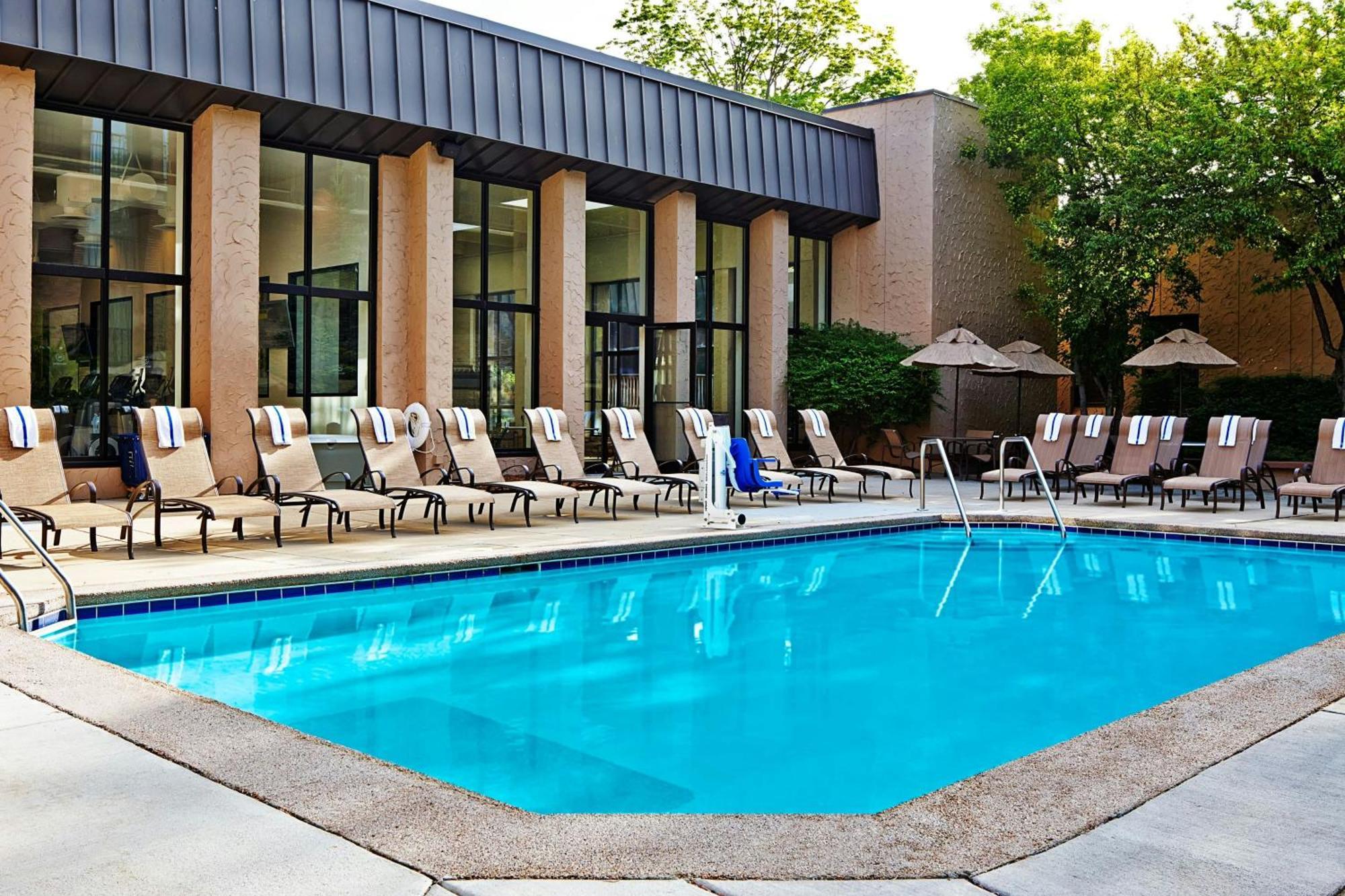 Sheraton Milwaukee Brookfield Exterior photo
