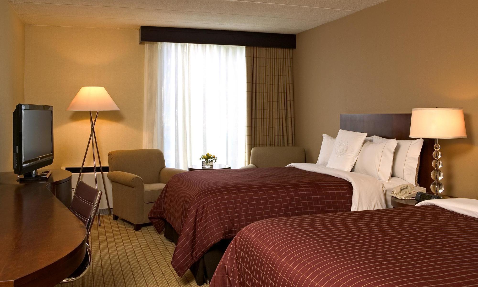 Sheraton Milwaukee Brookfield Room photo
