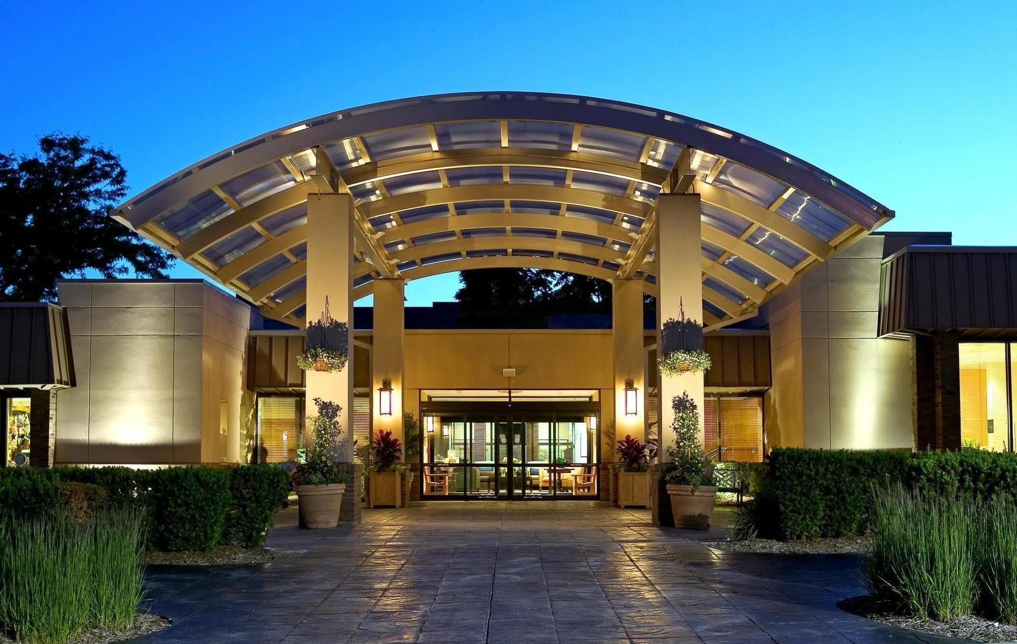 Sheraton Milwaukee Brookfield Exterior photo