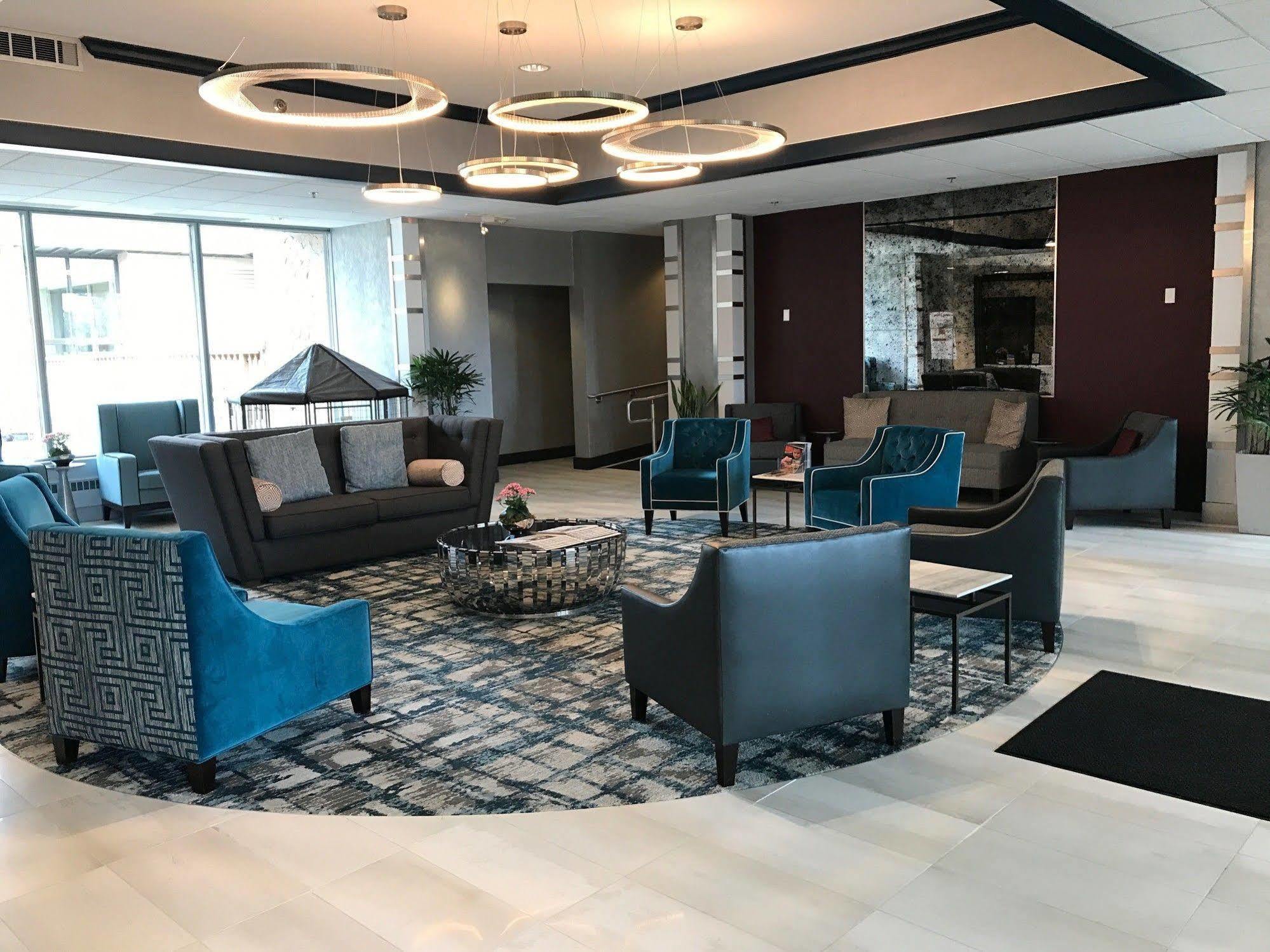 Sheraton Milwaukee Brookfield Exterior photo