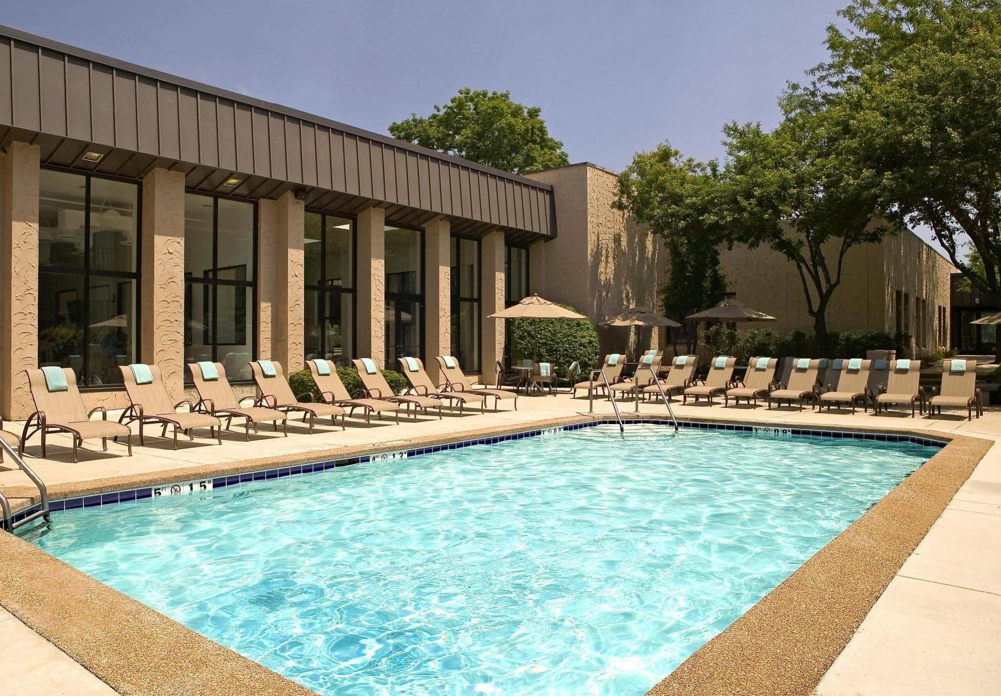 Sheraton Milwaukee Brookfield Exterior photo