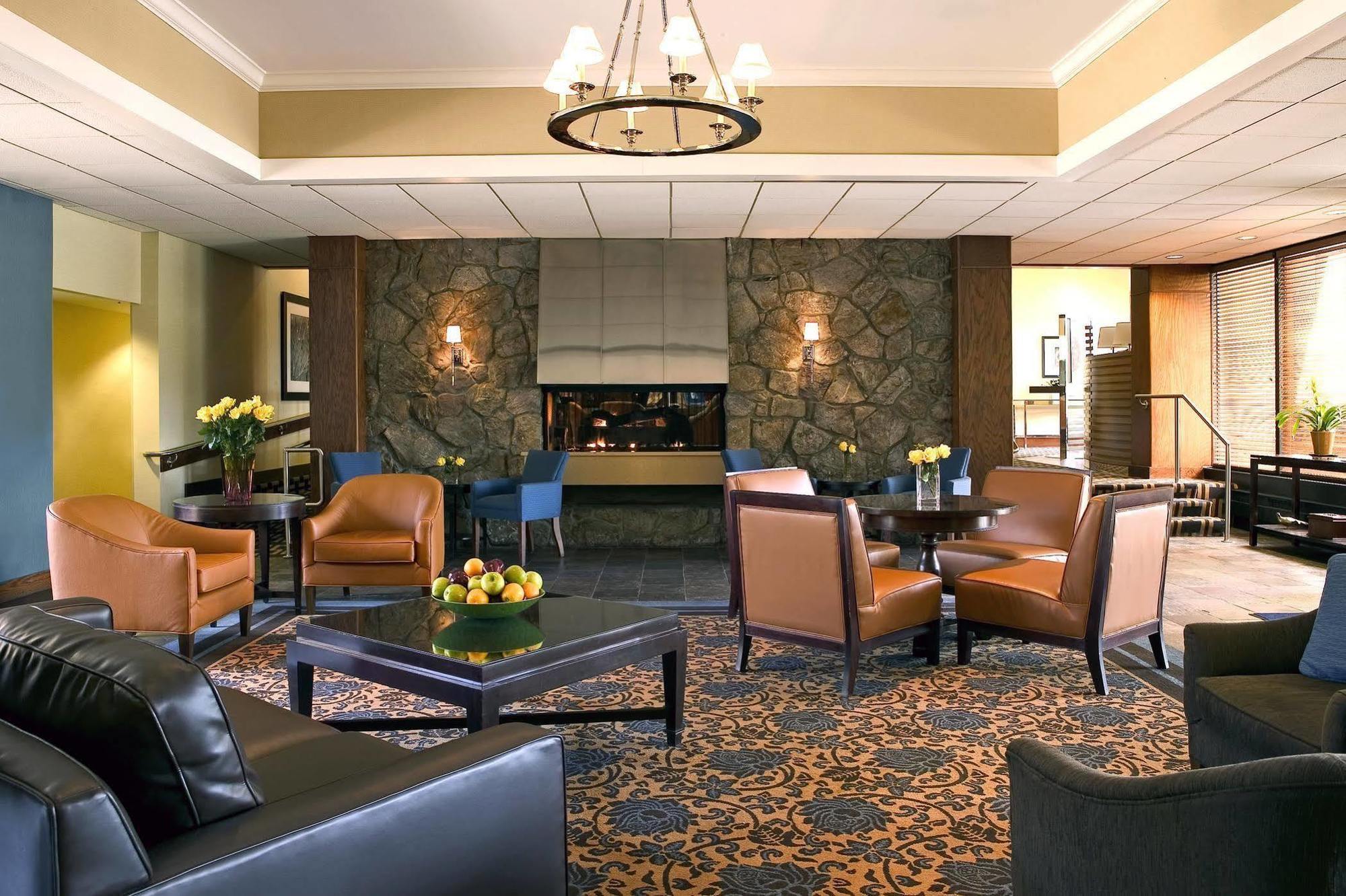 Sheraton Milwaukee Brookfield Exterior photo