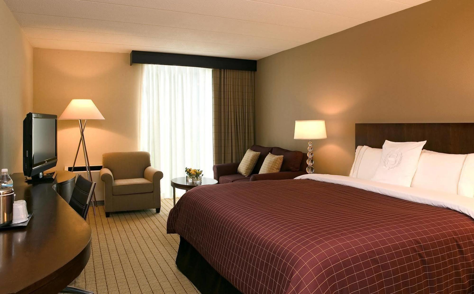 Sheraton Milwaukee Brookfield Exterior photo