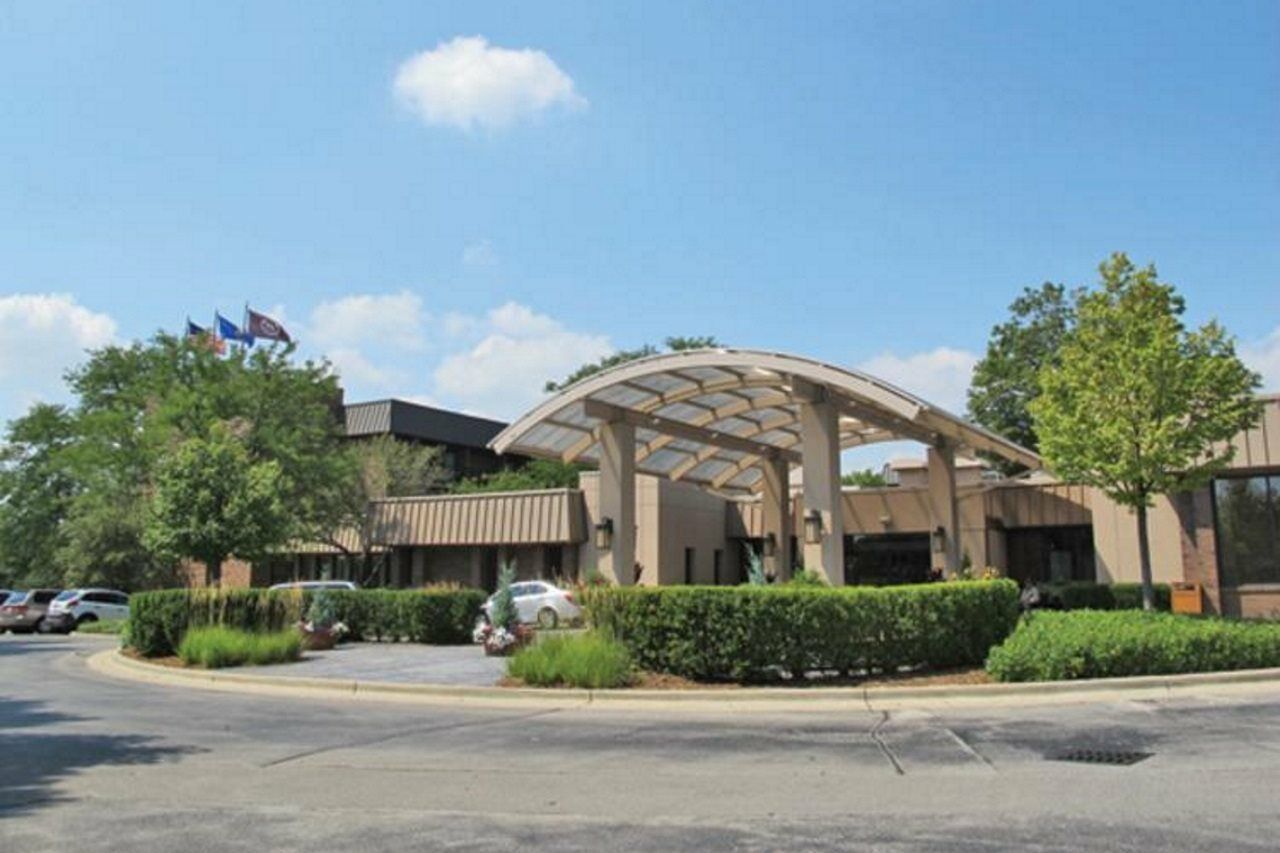 Sheraton Milwaukee Brookfield Exterior photo