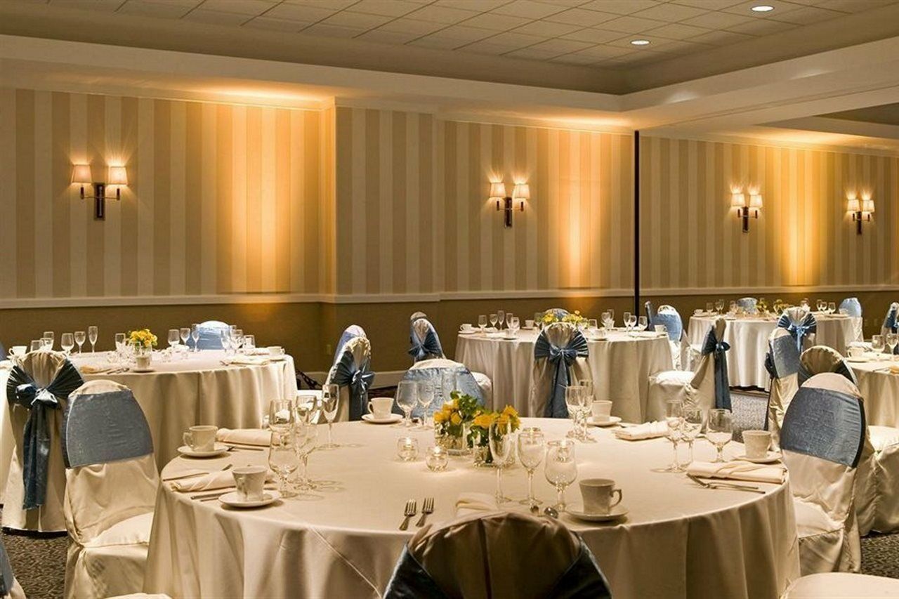 Sheraton Milwaukee Brookfield Exterior photo